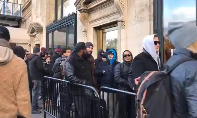 太瘋狂 紐約市民排隊繞兩個街區(qū)搶購Snap智能太陽眼鏡