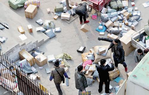 央視再曝光快遞潛規(guī)則：暴力分揀 摔扔拋滿(mǎn)天飛