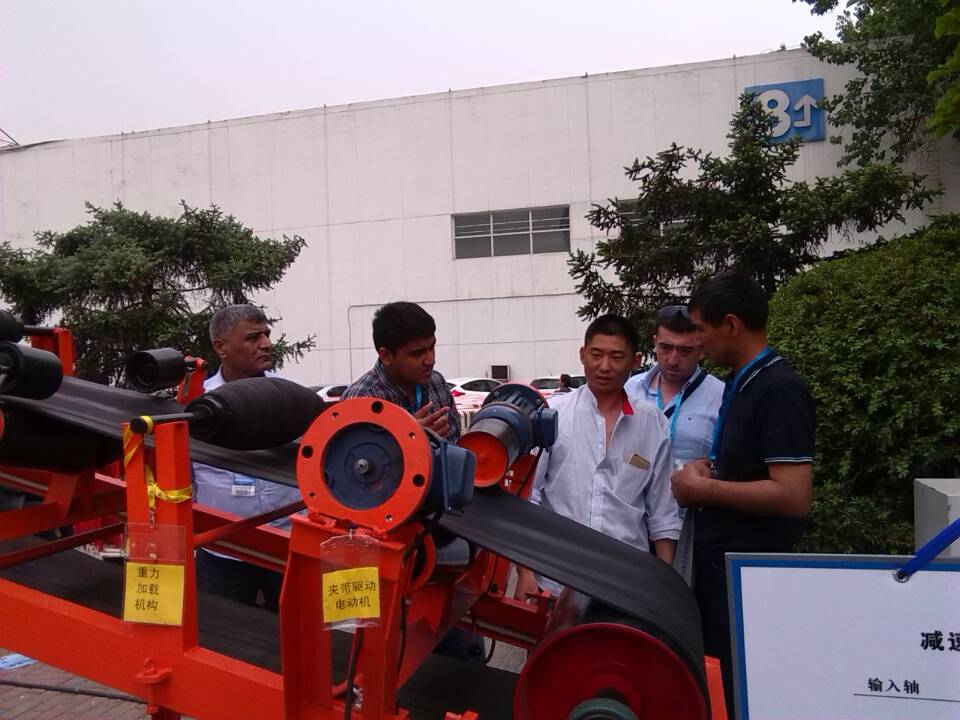 由電動<a href=http://www.71xy.cn target=_blank class=infotextkey>托輥</a>實現(xiàn)的多動力驅(qū)動<a href=http://www.71xy.cn target=_blank class=infotextkey>帶式輸送機</a>實驗演示圖片