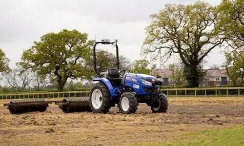 英國大學(xué)研究團(tuán)隊(duì)研發(fā)首臺(tái)無人駕駛的拖拉機(jī)