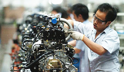 中國(guó)制造進(jìn)入陣痛期 創(chuàng)新與出?；虺闪妓? /></div><br/>　　目前我國(guó)在制造業(yè)規(guī)模上已經(jīng)處于領(lǐng)先地位，但在中國(guó)經(jīng)濟(jì)進(jìn)入新常態(tài)的大背景下，中國(guó)制造也經(jīng)歷過一陣不小的陣痛。適應(yīng)和引領(lǐng)經(jīng)濟(jì)發(fā)展新常態(tài)，推進(jìn)供給側(cè)結(jié)構(gòu)性改革，根本要靠創(chuàng)新。<br/>　　近年來，中國(guó)制造在尖端領(lǐng)域一路攻城略地，許多創(chuàng)新成果不僅填補(bǔ)了國(guó)內(nèi)空白，更在國(guó)際上奪得一席之地，使得諸多關(guān)鍵技術(shù)不再被國(guó)外壟斷巨頭“卡脖子”，由此打造出一批以高新技術(shù)著稱的中國(guó)品牌。<br/>　　目前我國(guó)在制造業(yè)規(guī)模上已經(jīng)處于領(lǐng)先地位，與第一和第二方陣的差距主要體現(xiàn)在質(zhì)量效益和可持續(xù)發(fā)展能力上。在質(zhì)量效益方面，我國(guó)制造業(yè)擁有的知名品牌較少，勞動(dòng)生產(chǎn)率低，銷售利潤(rùn)率也較低；而在可持續(xù)發(fā)展方面，我國(guó)的研發(fā)創(chuàng)新能力近年有很大提高。<br/>　　實(shí)際上，在中國(guó)經(jīng)濟(jì)進(jìn)入新常態(tài)的大背景下，中國(guó)制造也經(jīng)歷過一陣不小的陣痛。產(chǎn)能過剩、成本高企、附加值低、發(fā)展失衡……中國(guó)制造大而不強(qiáng)的問題一直存在，中國(guó)品牌影響力和海外滲透情況也不容樂觀。究其根源，主要癥結(jié)就在于創(chuàng)新能力不足、科技含量偏低。<br/>　　那么中國(guó)制造需要怎樣的“氣質(zhì)”？如何推動(dòng)制造業(yè)轉(zhuǎn)型升級(jí)，加強(qiáng)制造強(qiáng)國(guó)建設(shè)？習(xí)近平總書記就曾指出：適應(yīng)和引領(lǐng)經(jīng)濟(jì)發(fā)展新常態(tài)，推進(jìn)供給側(cè)結(jié)構(gòu)性改革，根本要靠創(chuàng)新。惟創(chuàng)新者勝，中國(guó)制造的難題只能在中國(guó)創(chuàng)造中求解。<br/>　　2017上半年，依靠創(chuàng)新驅(qū)動(dòng)，中國(guó)制造在關(guān)鍵核心技術(shù)領(lǐng)域取得了一個(gè)又一個(gè)的突破，新技術(shù)、新產(chǎn)品的涌現(xiàn)，正在讓中國(guó)制造更給力。<br/>　　為更好地打造中國(guó)品牌名片，近日召開的國(guó)務(wù)院常務(wù)會(huì)議指出，在東中西部選擇部分城市或城市群建設(shè)國(guó)家級(jí)示范區(qū)，要聚焦創(chuàng)新體制機(jī)制、深化開放合作、破解制造業(yè)發(fā)展瓶頸，與“互聯(lián)網(wǎng)+”“雙創(chuàng)”結(jié)合，打造先進(jìn)制造工業(yè)云平臺(tái)，在創(chuàng)新體系建設(shè)、智能和綠色制造等方面先行先試。<br/>　　建設(shè)“制造強(qiáng)國(guó)”，培養(yǎng)創(chuàng)新能力，同樣離不開先進(jìn)的工業(yè)文化體系的建設(shè)，這就需要不斷提升工業(yè)文化素養(yǎng)，培養(yǎng)大國(guó)工匠精神，將培育和建設(shè)中國(guó)特色工業(yè)文化作為實(shí)施制造強(qiáng)國(guó)戰(zhàn)略的基礎(chǔ)。<br/>　　此外，“海外有點(diǎn)”已經(jīng)成為中國(guó)制造業(yè)新動(dòng)向。盡管早在十多年前，就陸續(xù)有中國(guó)制造企業(yè)走出國(guó)門，在海外銷售產(chǎn)品或投資建廠，但總體規(guī)模較小。近兩年，企業(yè)出海進(jìn)入加速期。根據(jù)商務(wù)部數(shù)據(jù)，2016年中國(guó)境內(nèi)投資者共對(duì)全球164個(gè)國(guó)家和地區(qū)的7961家境外企業(yè)進(jìn)行了非金融類直接投資，累計(jì)實(shí)現(xiàn)對(duì)外投資11299.2億元，同比增長(zhǎng)53.7%。<br/>　　隨著本土產(chǎn)業(yè)的強(qiáng)大，以及企業(yè)出海的加速，2025年，中國(guó)將從目前的第三方陣邁入第二方陣，但還是第二方陣的較低水平。到時(shí)候日、德制造業(yè)也會(huì)邁進(jìn)一大步，但日、德畢竟已經(jīng)過了快速發(fā)展階段，中國(guó)和這兩國(guó)之間的差距會(huì)明顯縮小。憑借著中國(guó)本土巨大市場(chǎng)，及后期海外市場(chǎng)擴(kuò)張，中國(guó)制造將在世界舞臺(tái)熠熠發(fā)光。</p>

    <br />

(責(zé)任編輯：&nbsp;&nbsp;來源：&nbsp;&nbsp;時(shí)間：2017-08-17)  
 
    <br />

Keywords（關(guān)鍵詞）：
長(zhǎng)距離皮帶托輥傳輸機(jī)<br /><br />

<div align="center"></div>


<div   id="42wwwww"   class="line"></div>

上一篇：<a href=