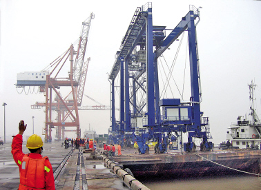 溫州港七里港區(qū)新添兩臺(tái)環(huán)保節(jié)能龍門(mén)吊