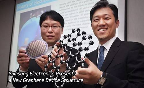 三星科學(xué)家展示石墨烯模型（圖片來(lái)源：三星官網(wǎng)）