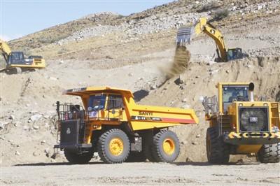  圣克魯斯河邊，一臺臺中國制造的重型機械已經(jīng)開始破土作業(yè)。 本報記者 張衛(wèi)中攝