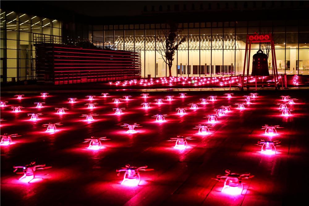 江蘇衛(wèi)視打造無(wú)人機(jī)燈光秀_宇辰網(wǎng)_讓世界讀懂無(wú)人機(jī)_全球?qū)I(yè)無(wú)人機(jī)服務(wù)資訊平臺(tái)