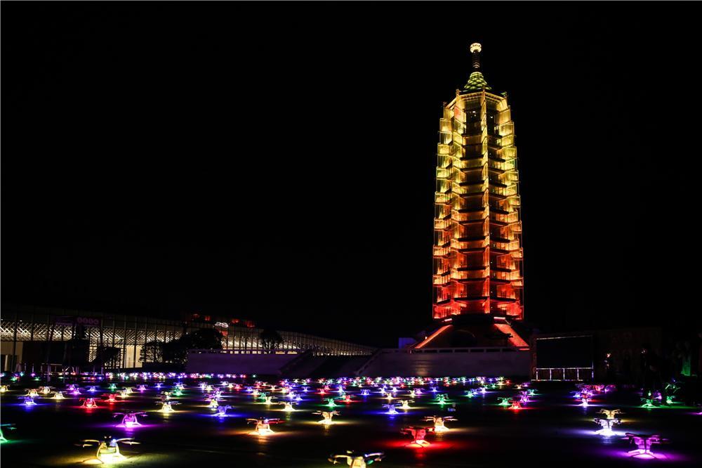 江蘇衛(wèi)視打造無(wú)人機(jī)燈光秀_宇辰網(wǎng)_讓世界讀懂無(wú)人機(jī)_全球?qū)I(yè)無(wú)人機(jī)服務(wù)資訊平臺(tái)