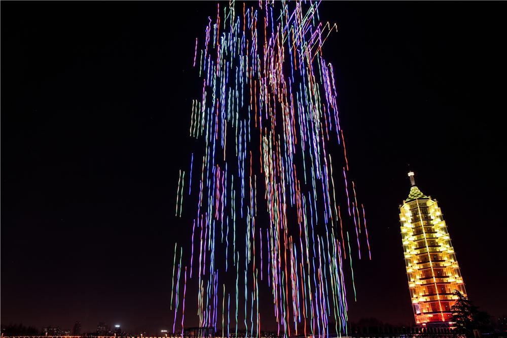 江蘇衛(wèi)視打造無(wú)人機(jī)燈光秀_宇辰網(wǎng)_讓世界讀懂無(wú)人機(jī)_全球?qū)I(yè)無(wú)人機(jī)服務(wù)資訊平臺(tái)