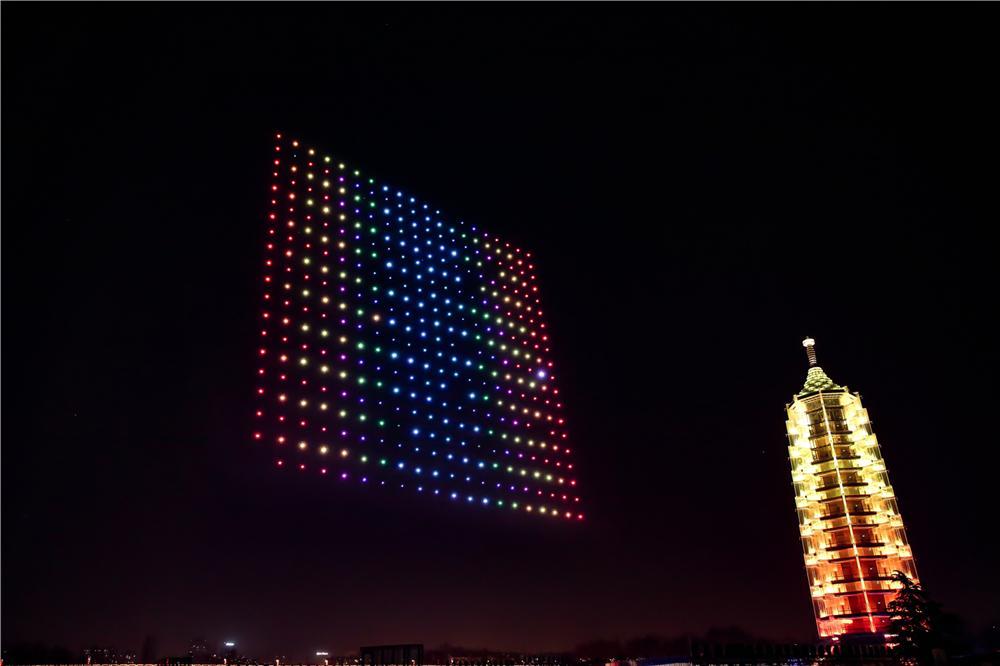 江蘇衛(wèi)視打造無(wú)人機(jī)燈光秀_宇辰網(wǎng)_讓世界讀懂無(wú)人機(jī)_全球?qū)I(yè)無(wú)人機(jī)服務(wù)資訊平臺(tái)