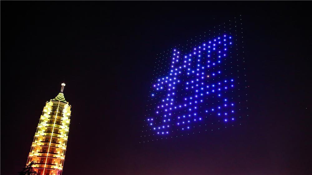 江蘇衛(wèi)視打造無(wú)人機(jī)燈光秀_宇辰網(wǎng)_讓世界讀懂無(wú)人機(jī)_全球?qū)I(yè)無(wú)人機(jī)服務(wù)資訊平臺(tái)