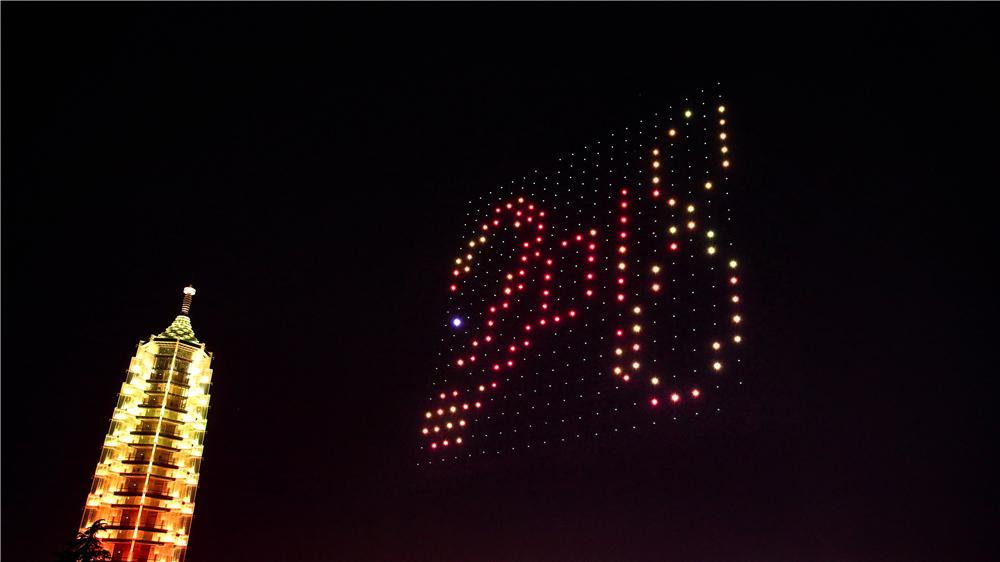 江蘇衛(wèi)視打造無(wú)人機(jī)燈光秀_宇辰網(wǎng)_讓世界讀懂無(wú)人機(jī)_全球?qū)I(yè)無(wú)人機(jī)服務(wù)資訊平臺(tái)