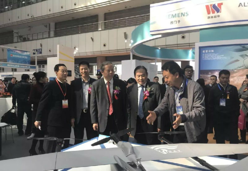 出席領(lǐng)導(dǎo)參觀無(wú)人機(jī)產(chǎn)品_宇辰網(wǎng)_讓世界讀懂無(wú)人機(jī)_全球?qū)I(yè)無(wú)人機(jī)服務(wù)資訊平臺(tái)