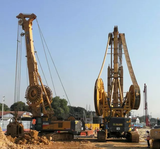 徐工XTC8085、XG600D與雙子塔同框合影