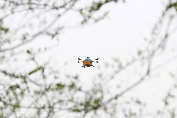 菜鳥(niǎo)無(wú)人機(jī)賦能商家 獅峰龍井第一采由無(wú)人機(jī)運(yùn)輸